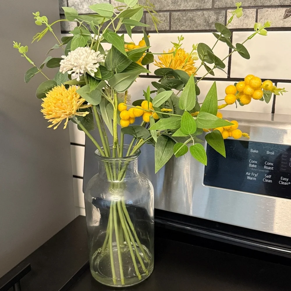 Kohl's Faux Floral Arrangement Yellow White Flowers Clear Glass Vase 7.5”